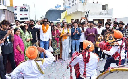 राजस्थानी चित्रपटाच्या ट्रेलर लाँचसाठी पहिल्यांदाच कलाकारांनी पायी मोर्चा काढला